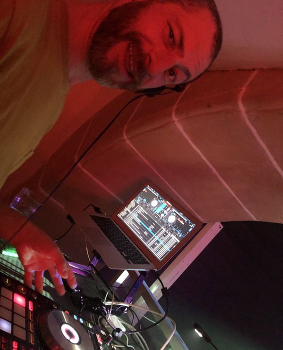 Kalostrape Ostatua eta Jatetxea, Baiona, Euskal Herria. Restaurant et bar situé au 22 rue Marengo, au coeur du Petit Bayonne, dans l'ancien cloître des Visitandines. Soirée du 25 janvier 2020 avec les djs Vaunn et Shapes