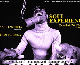 Kalostrape Ostatua Jatetxea, Baiona, Euskal Herria. Bar et restaurant au coeur du Petit Bayonne, ouvert du mardi au samedi. Affiche de la soirée Soul Expérience, format rectangle paysage, avec un chanteur et pianiste noir au centre. Invité de la soirée Imanol Basterra