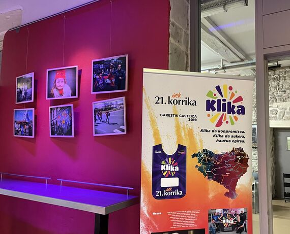 Kalostrape Ostatua, bar et restaurant situé au 22 rue Marengo, dans l'ancien cloître des Visitandines. Exposition des mois de mars et avril 2022 dans le cadre de la 22ème Korrika, avec l'association AEK et la photographe Eliane Heguiaphal
