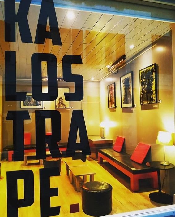Kalostrape Ostatua eta Jatetxea, Baiona, Euskal Herria, Urriaren erakusketa. Restaurant et bar incontournable du petit Bayonne, situé au 22 rue Marengo, dans l'ancien cloître des Visitandines. Exposition du mois d'octobre 2019 avec l'artiste Adrien Goudier