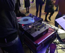 Kalostrape Ostatua Jatetxea, Baiona Euskal Herria - Bar restaurant implanté au coeur du Petit Bayonne, dans l'ancien cloitre des Visitandines. Souvenirs de la DSF Party du samedi 19 décembre 2017. Platine vinyle.