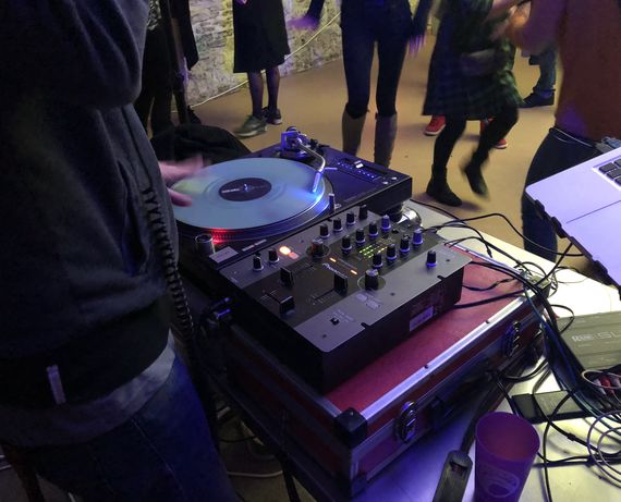 Kalostrape Ostatua Jatetxea, Baiona Euskal Herria - Bar restaurant implanté au coeur du Petit Bayonne, dans l'ancien cloitre des Visitandines. Souvenirs de la DSF Party du samedi 19 décembre 2017. Platine vinyle.