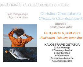 Kalostrape Ostatua eta Jatetxea, Baiona. Restaurant et bar incontournable du petit Bayonne. Situé au 22 rue Marengo, dans l'ancien cloître des Visitandines. Affiche de l'exposition du mois de juin 2021 avec la photographe Christine Chantelauze