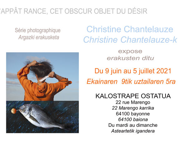 Kalostrape Ostatua eta Jatetxea, Baiona. Restaurant et bar incontournable du petit Bayonne. Situé au 22 rue Marengo, dans l'ancien cloître des Visitandines. Affiche de l'exposition du mois de juin 2021 avec la photographe Christine Chantelauze