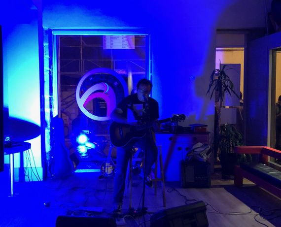 Santi DDC en concert à Kalostrape Ostatua, bar et restaurant incontournable du Petit Bayonne. Bar à tapas et à cocktails. Concert du samedi 10 mars, en acoustique.