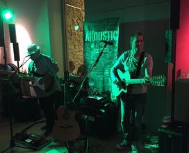 Kalostrape Ostatua Jatetxea, Baiona Euskal Herria. Bar restaurant, au coeur du Petit Bayonne, rue Marengo. Bar à cocktails et tapas. Carte de bières belges et basques. Concerts, soirées et expositions mensuelles. Souvenirs du concert d'Akoustic Box, duo à la guitare et au chant.