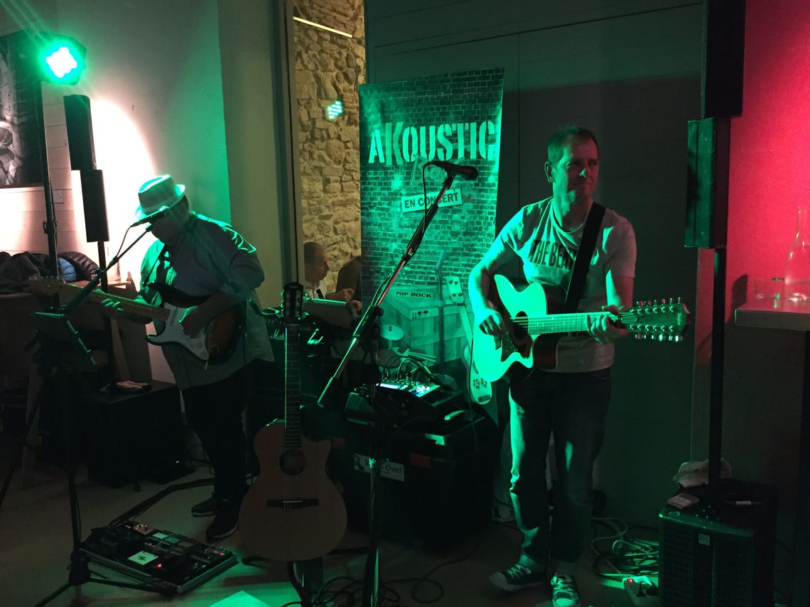 Kalostrape Ostatua Jatetxea, Baiona Euskal Herria. Bar restaurant, au coeur du Petit Bayonne, rue Marengo. Bar à cocktails et tapas. Carte de bières belges et basques. Concerts, soirées et expositions mensuelles. Souvenirs du concert d'Akoustic Box, duo à la guitare et au chant.
