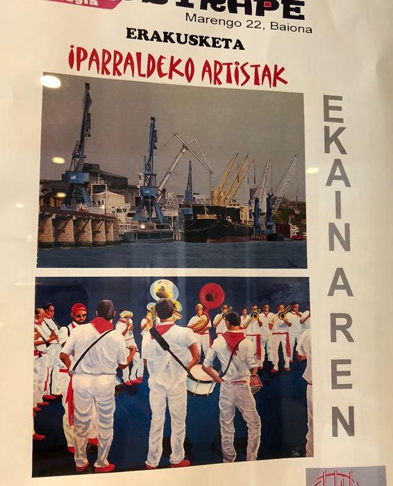 Kalostrape Ostatua, jatetxea, Baiona, Euskal Herria. Bar et restaurant incontournable de Bayonne. Situé dans l'ancien cloître des Visitandines, au coeur du Petit Bayonne. Bar à tapas et à cocktails. Affiche de l'exposition du mois de juin 2018 présentant des artistes d'Iparralde avec le collectif Ur Taldea