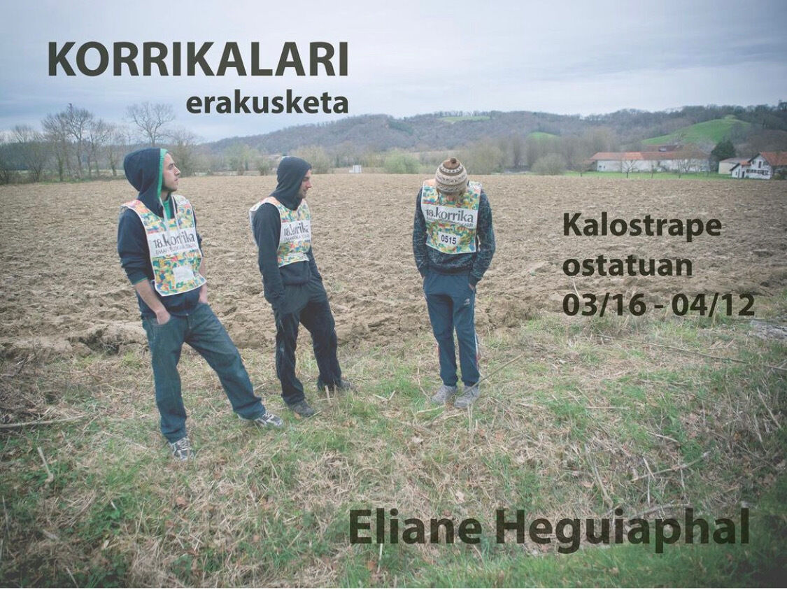 Kalostrape Ostatua eta Jatetxea, Euskal Herria Baiona. Bar et restaurant atypique du coeur historique de Bayonne. Affiche de l'exposition du mois de mars 2022 avec la photographe Eliane Heguiaphal dans le cadre de Korrika Kulturala.