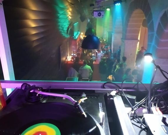 Kalostrape Ostatua eta Jatetxea, 22 Marengo Karrika, Baiona, Euskal Herria. Kalostrape Groove Klub gaua martxoaren 9an. Bar et restaurant situé au 22 rue Marengo, à Bayonne, dans l'ancien cloître des Visitandines. Soirée Kalostrape Groove Klub #8 du samedi 9 mars avec le dj invité Igor Singermorning