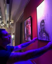 Kalostrape Ostatua, Restaurant et bar incontournable du petit Bayonne. Bar à tapas et à pintxos, situé au 22 rue Marengo à Bayonne, dans l'ancien cloître des Visitandines. Exposition du mois d'octobre 2019 avec l'artiste Adrien Goudier