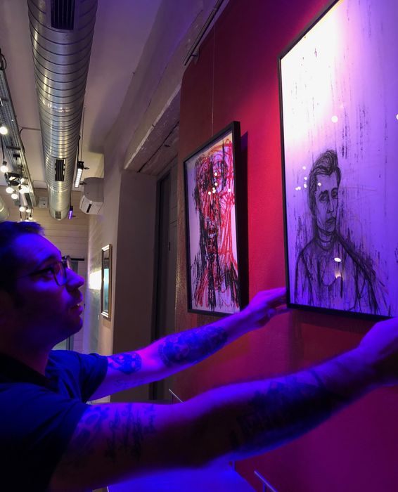 Kalostrape Ostatua, Restaurant et bar incontournable du petit Bayonne. Bar à tapas et à pintxos, situé au 22 rue Marengo à Bayonne, dans l'ancien cloître des Visitandines. Exposition du mois d'octobre 2019 avec l'artiste Adrien Goudier
