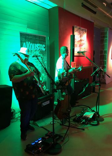 Kalostrape Ostatua Jatetxea, Baiona, Euskal Herria. Bar et restaurant incontournable situé dans le coeur du Petit Bayonne. Ouvert du mardi au samedi. Bar à tapas et à cocktails. Soirée du 19 mai 2018 avec le groupe Akoustic Box.