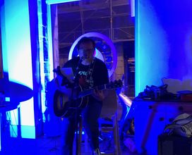 Santi DDC en concert à Kalostrape Ostatua, le samedi 10 mars 2018, en acoustique. Kalostrape Ostatua, bar et restaurant incontournable au coeur du Petit Bayonne.  Bar à tapas et à cocktails.