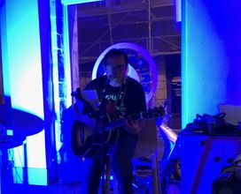 Santi DDC en concert à Kalostrape Ostatua, le samedi 10 mars 2018, en acoustique. Kalostrape Ostatua, bar et restaurant incontournable au coeur du Petit Bayonne.  Bar à tapas et à cocktails.