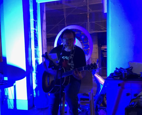 Santi DDC en concert à Kalostrape Ostatua, le samedi 10 mars 2018, en acoustique. Kalostrape Ostatua, bar et restaurant incontournable au coeur du Petit Bayonne.  Bar à tapas et à cocktails.
