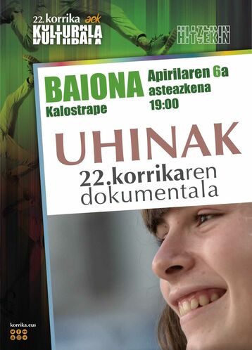 Kalostrape Ostatua eta Jatetxea, Baiona, Euskal Herria. Restaurant et bar atypique du Petit Bayonne, situé au 22 rue Marengo dans l'ancien cloître des Visitandines. Affiche de la soirée Korrika Kulturala avec la projection du documentaire Uhinak, le mercredi 6 avril à 19h.