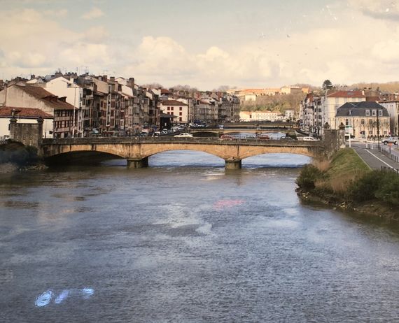 Kalostrape Ostatua, Jatetxea, Baiona, Euskal Herria. Bar et restaurant incontournable du quartier historique du Petit Bayonne, situé dans l'ancien cloître des Visitandines. Bar à tapas et restaurant traditionnel, avec une nouvelle exposition chaque mois. Exposition du mois d'octobre 2018 avec la photographe Valérie Dutey