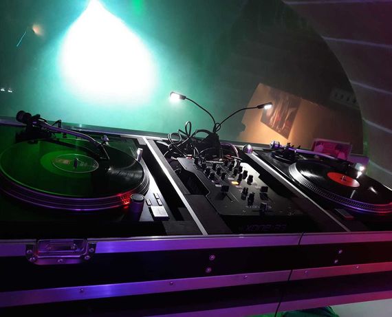 Kalostrape Ostatua eta Jatetxea. Baiona, Euskal Herria. Kalostrape Groove Klub #7. Bar et restaurant situé au coeur du Petit Bayonne dans l'ancien cloître des Visitandines. SOirée du 23 février 2019, Kalostrape Groove Klub #7 avec DJ Ralai