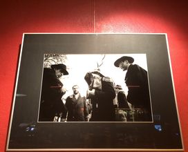Kalostrape Ostatua eta Jatetxea, Euskal Herria, Baiona. Restaurant traditionnel et bar atypique situé au 22 rue Marengo, dans l'ancien cloître des Visitandines. Ouvert du mardi au samedi. Photographie de l'exposition du mois de janvier 2020 avec l'artiste Eliane Heguiaphal
