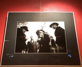 Kalostrape Ostatua eta Jatetxea, Euskal Herria, Baiona. Restaurant traditionnel et bar atypique situé au 22 rue Marengo, dans l'ancien cloître des Visitandines. Ouvert du mardi au samedi. Photographie de l'exposition du mois de janvier 2020 avec l'artiste Eliane Heguiaphal