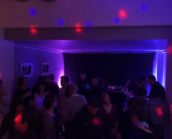 Kalostrape Ostatua Jatetxea, Euskal Herria, Baiona. Bar Restaurant au coeur du Petit Bayonne, dans l'ancien cloître des Visitandines. Soirée Soul Experience, le 24 février 2018, avec Roberto Tortuga et Imanol Basterra. Vu de la scène avec une lumière violette
