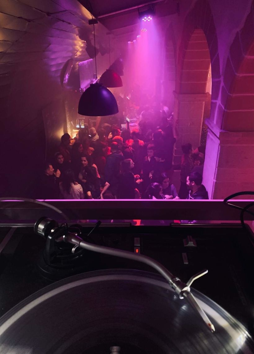 Kalostrape Ostatua & Jatetxea, Baiona, Euskal Herria. Bar et restaurant situé au coeur du Petit Bayonne, dans l'ancien cloître des Visitandines. Bar à tapas et bar à cocktails. Soirée du 26 janvier 2019 avec le djs de la DSF Shapes et Vaunn.