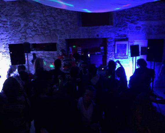 Kalostrape Ostatua Jatetxea, Baiona, Euskal Herria. Bar et restaurant à Bayonne. Concerts, soirées et expositions. Souvenirs de la soirée du 9 décembre avec Pace, Uneek et Mr Moustache