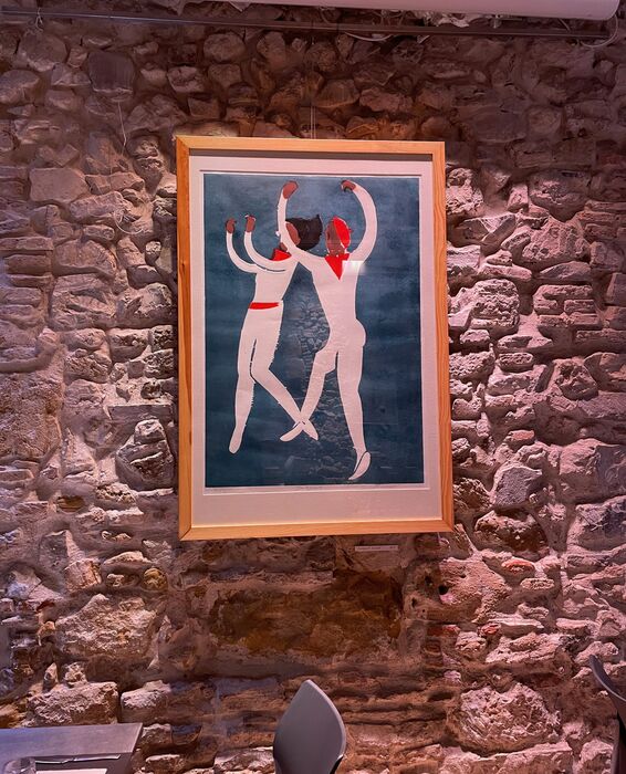 Kalostrape Ostatua eta Jatetxea, Euskal Herria, Baiona. Bar atypique et restaurant traditionnel du Petit Bayonne. Situé au 22 rue Marengo, ouvert du mardi au samedi. Exposition du mois d'août 2021, avec l'artiste graveur Médéric Bottin