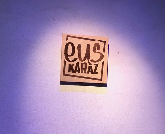 Kalostrape Ostatua eta Jatetxea, Euskal Herri. Bar et restaurant incontournable du quartier du Petit Bayonne, situé dans l'ancien couvent des Visitandines, au 22 rue Marengo. Exposition du mois d'octobre 2020 avec le menuisier Olivier Claverie
