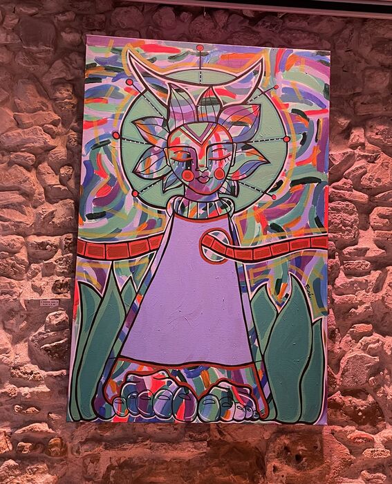 Kalostrape Ostatua, bar et restaurant incontournable du Petit Bayonne, situé au 22 rue Marengo dans l'ancien cloître des Visitandines. Exposition du mois de septembre 2022 avec l'artiste peintre argentine Evelin Pellegrini.