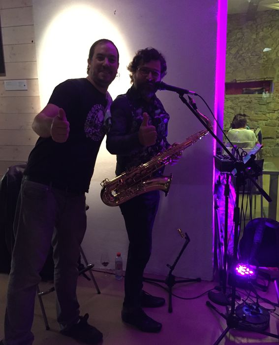 Kalostrape Ostatua Jatetxea - Baiona, Euskal Herria. Bar à pintxo et à cocktails. Bilingue basque et français. Bar d'Aek, l'école de basque pour adultes, situé au coeur du Petit Bayonne. Souvenirs de l'apéro Jazz avec David Prévost au saxophone.