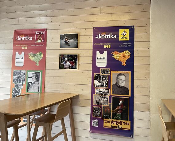 Kalostrape Ostatua eta Jatetxea, 22. Korrikaren erakusketa. Bar et restaurant incontournable du quartier historique de Bayonne. Exposition dans le cadre de la 22ème Korrika, avec l'association AEK et la photographe Eliane Heguiaphal.
