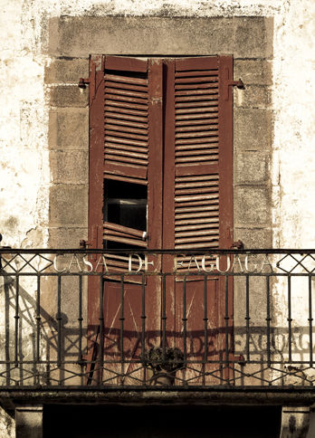 Kalostrape Ostatua eta Jatetxea, Baiona, Euskal Herria. Bar et restaurant situé au coeur du quartier historique du Petit Bayonne. Exposition du mois d'août 2019 avec le photographe Bayonnais Zazpi