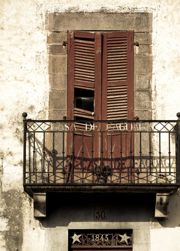 Kalostrape Ostatua eta Jatetxea, Baiona, Euskal Herria. Bar et restaurant situé au coeur du quartier historique du Petit Bayonne. Exposition du mois d'août 2019 avec le photographe Bayonnais Zazpi