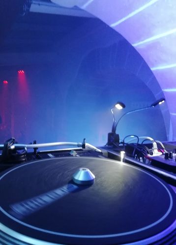 Kalostrape Ostatua, Jatetxea, Baiona, Euskal Herria. Bar & restaurant situé au coeur du quartier historique du Petit Bayonne. Bar à tapas et bar à cocktails. Soirée Kalostrape Groove Klub #1 du samedi 10 novembre 2018, avec DJ Budin