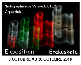 Kalostrape Ostatua Bar & Restaurant incontournable du Petit Bayonne, situé dans le quartier historique, dans l'ancien cloître des Visitandines. Bar à tapas et à concert, avec chaque mois une nouvelle exposition. Affiche de l'exposition du mois d'octobre 2018, avec la photographe Valérie Dutey