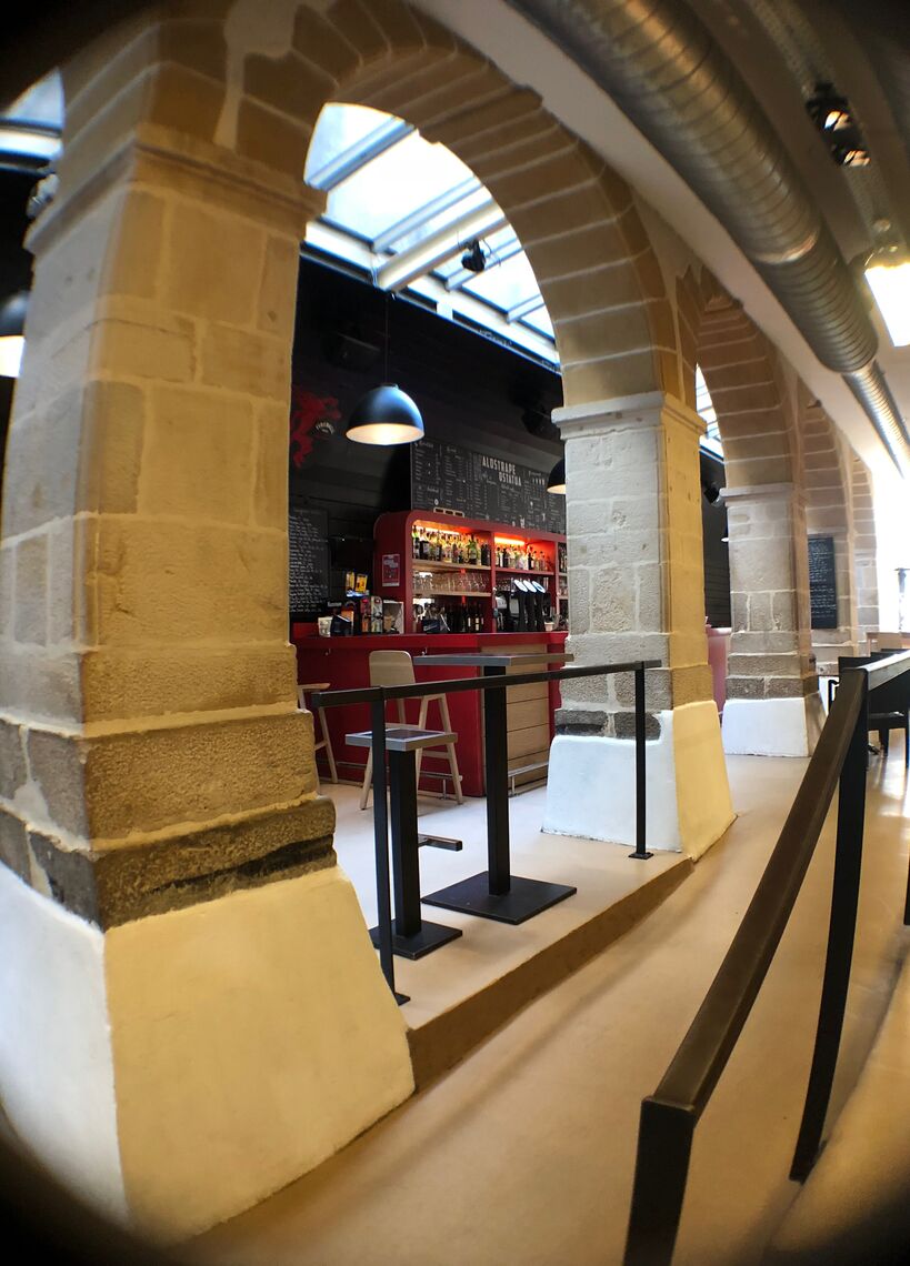 Kalostrape Ostatua, eta Jatetxea. Baiona, Euskal Herria. Restaurant et bar incontournable du quartier historique de Bayonne. Restaurant et bar incontournable, situé au 22 rue Marengo dans l'ancien cloître des Visitandines. Modification des jours et horaires d'ouverture