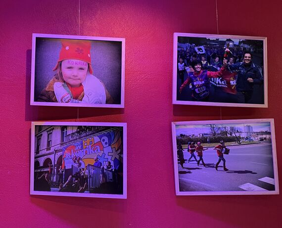 Kalostrape Ostatua eta Jatetxea, Baiona. 22. Korrikaren erakusketa. Bar et restaurant de Bayonne. Exposition des mois de mars et avril 2022 dans le cadre de la 22ème Korrika, avec l'association AEK et la photographe Eliane Heguiaphal