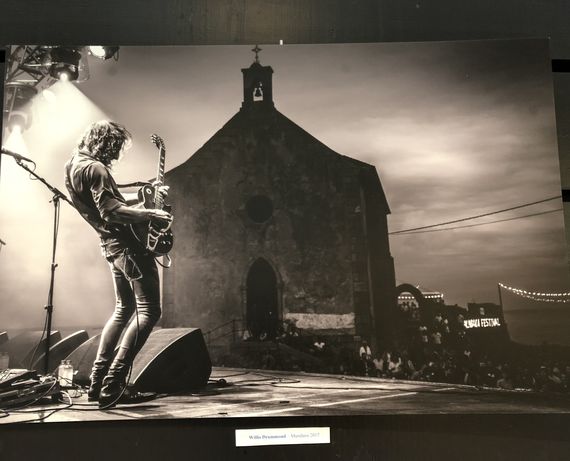Kalostrape Ostatua, Bar et Restaurant incontournable de Bayonne. Bar à tapas et à cocktails. Lieu convivial et atypique, situé dans l'ancien cloître des Visitandines, au coeur du Petit Bayonne. Ouvert du mardi au samedi. Exposition du mois de juillet 2018 en partenariat avec le festival Euskal Herria Zuzenean et l'artiste photographe Jon Iraundegi. Ostatua et Jatetxea, Baiona, Euskal Herria