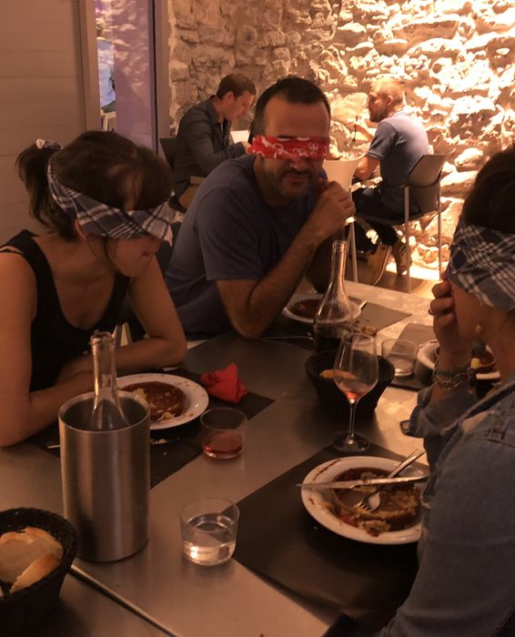 Kalostrape Ostatua Bar et Restaurant incontournable situé au coeur du Petit Bayonne, dans l'ancien cloître des Visitandines. Bar à tapas et bar à cokctails, ouvert du mardi au samedi. Partenaire du festival Mintzalasai, au mois de septembre 2018