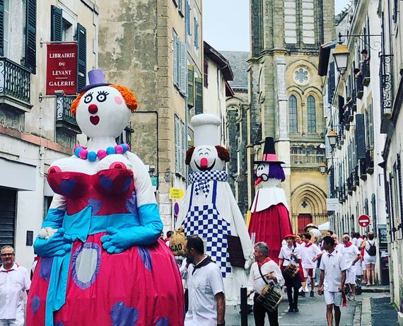Kalostrape Ostatua eta jatextea, Baiona, Euskal Herria. Bar et restaurant traditionnel, lieu incontournable du quartier historique de Bayonne. Bar à tapas et bar à concert, situé au 22 rue Marengo. Souvenirs des Fêtes de Bayonne 2019
