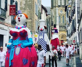 Kalostrape Ostatua eta jatextea, Baiona, Euskal Herria. Bar et restaurant traditionnel, lieu incontournable du quartier historique de Bayonne. Bar à tapas et bar à concert, situé au 22 rue Marengo. Souvenirs des Fêtes de Bayonne 2019