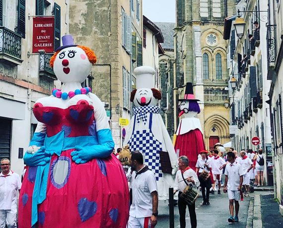 Kalostrape Ostatua eta jatextea, Baiona, Euskal Herria. Bar et restaurant traditionnel, lieu incontournable du quartier historique de Bayonne. Bar à tapas et bar à concert, situé au 22 rue Marengo. Souvenirs des Fêtes de Bayonne 2019