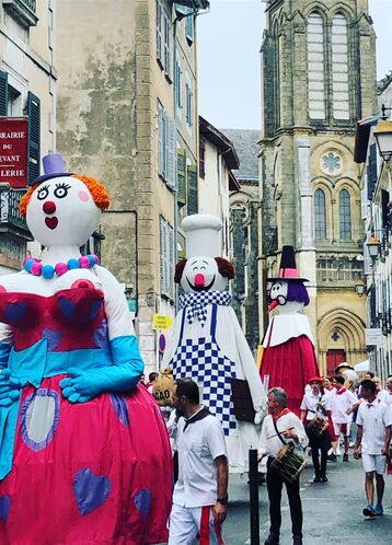 Kalostrape Ostatua eta jatextea, Baiona, Euskal Herria. Bar et restaurant traditionnel, lieu incontournable du quartier historique de Bayonne. Bar à tapas et bar à concert, situé au 22 rue Marengo. Souvenirs des Fêtes de Bayonne 2019