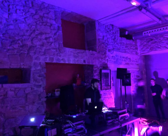 Kalostrape Ostatua Jatetxea Baiona, Euskal Herria. Bar et restaurant incontournable du Petit Bayonne. Bar à tapas et à cocktails. Restaurant traditionnel. Concerts, soirées et expositions mensuelles. Soirée Pace et Uneek le samedi 24 mars 2018