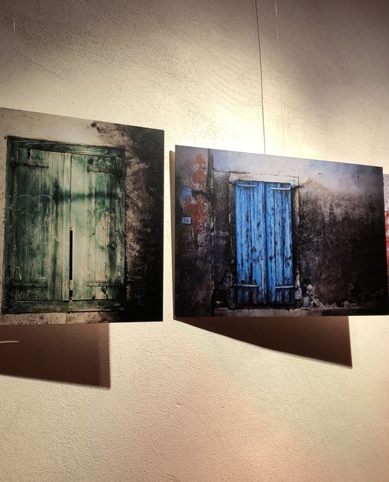 Kalostrape Ostatua eta Jatetxea, Euskal Herria, Baiona. Bar et restaurant incontournable de Bayonne. Bar à tapas et restaurant traditionnel, ouvert du mardi au samedi. Exposition du mois d'août 2019, avec le photographe Zazpi
