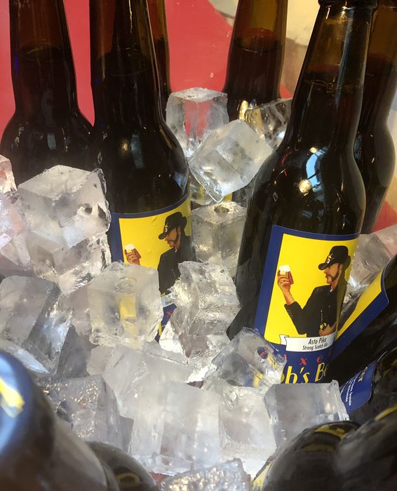 Kalostrape Ostatua eta jatetxea, Baiona, Euskal Herria. Bob's Beer berriaren estreinaldia gaua. Martxoak 7an. Bar et restaurant situé au coeur du Petit Bayonne. Soirée de lancement de la nouvelle bière Bob's Beer, le jeudi 7 mars. Asto Pika Strong Scotch Ale à 9°