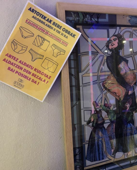 Kalostrape Ostatua Bar Restaurant incontournable du Petit Bayonne. Ostatua eta Jatetxea Baiona, Euskal Herria. Oeuvres exposées durant le mois d'août 2018 avec l'association Artoteka.
