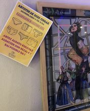 Kalostrape Ostatua Bar Restaurant incontournable du Petit Bayonne. Ostatua eta Jatetxea Baiona, Euskal Herria. Oeuvres exposées durant le mois d'août 2018 avec l'association Artoteka.